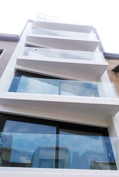 Residentie Cascade - leefruimte met minimalistische detaillering en veel lichtinval